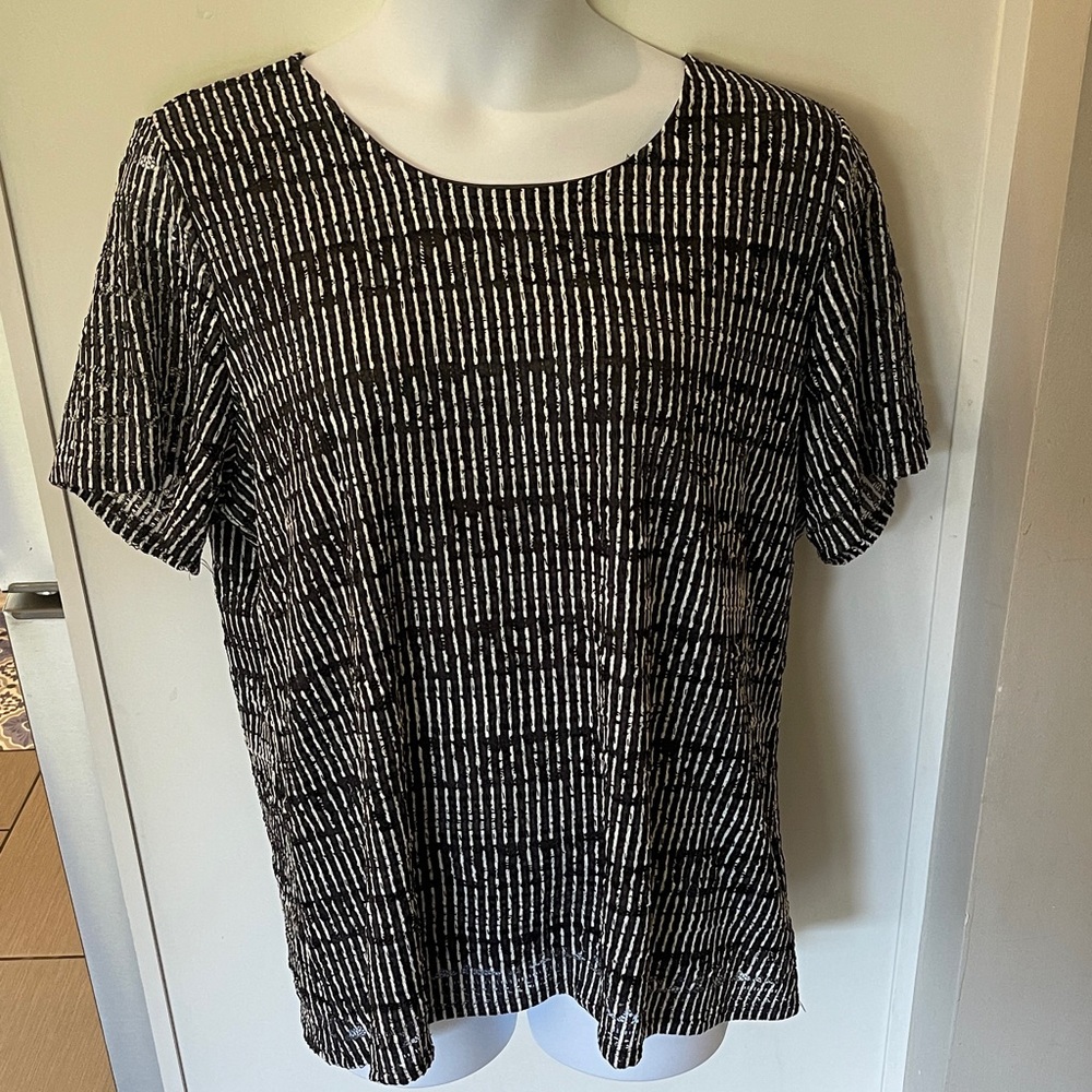 CJ Banks Black and White Patterned Short Sleeve Top